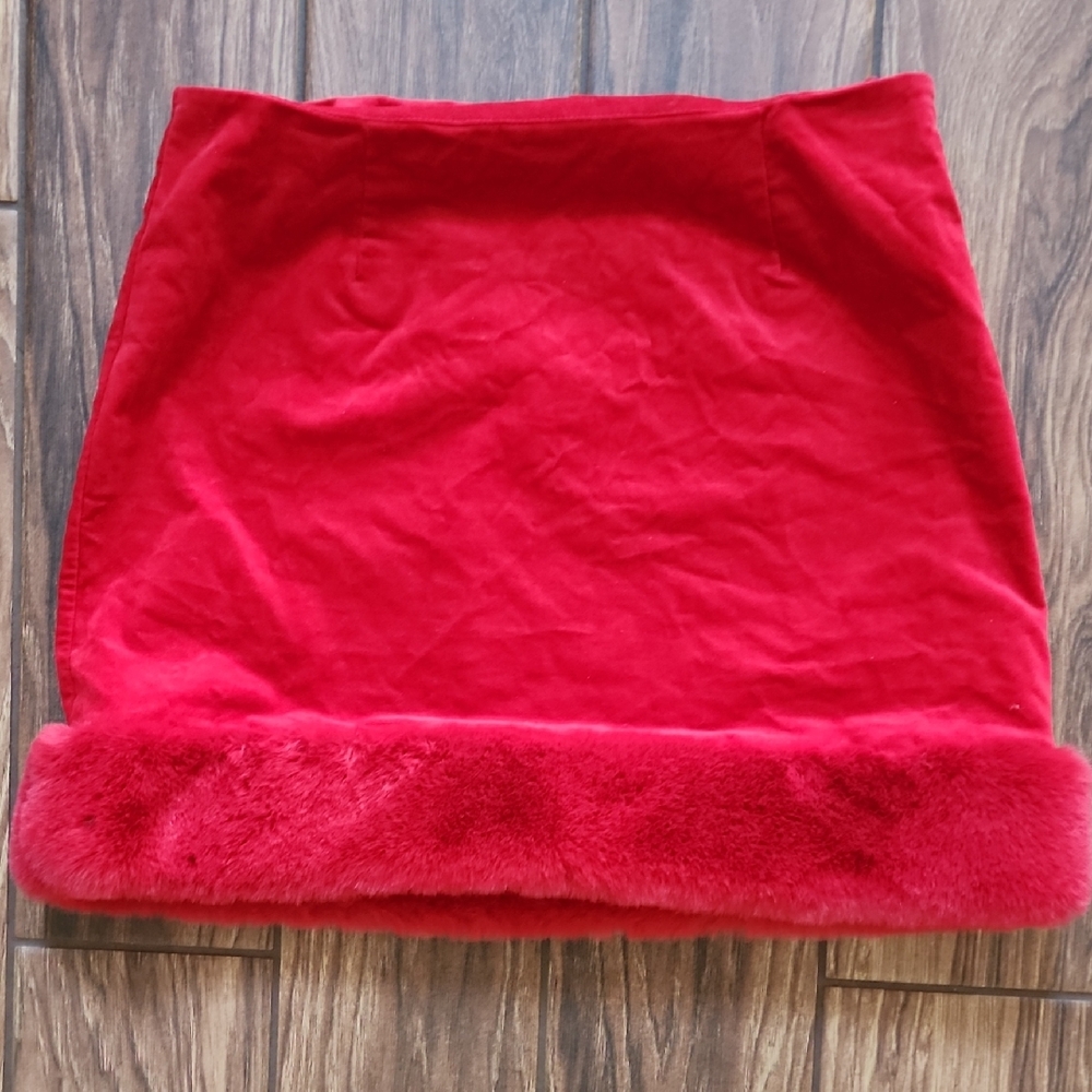 VENUS Vibrant Red Mini Skirt with Faux Fur Trim